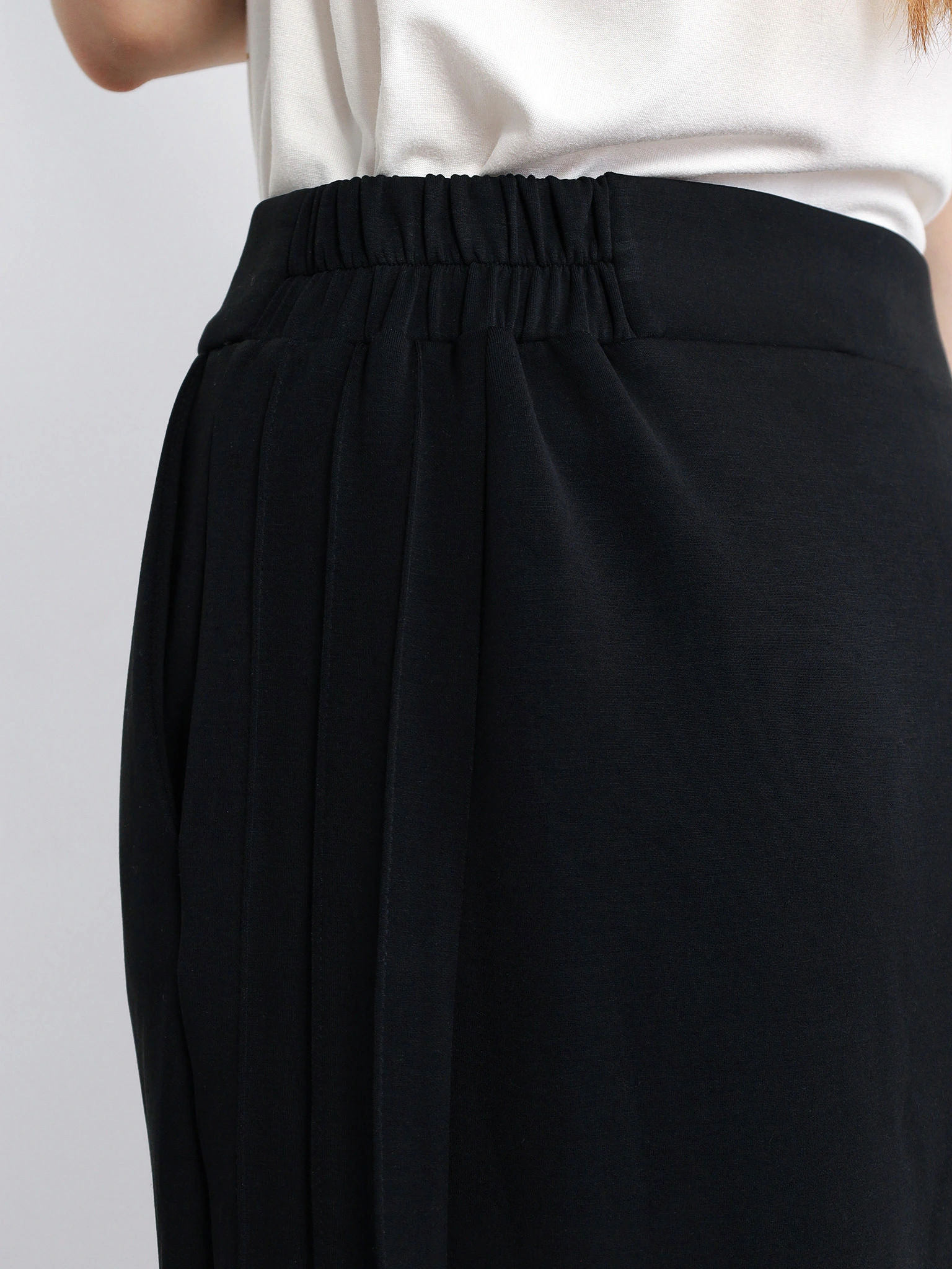 Юбка черного цвета с эластичным поясом